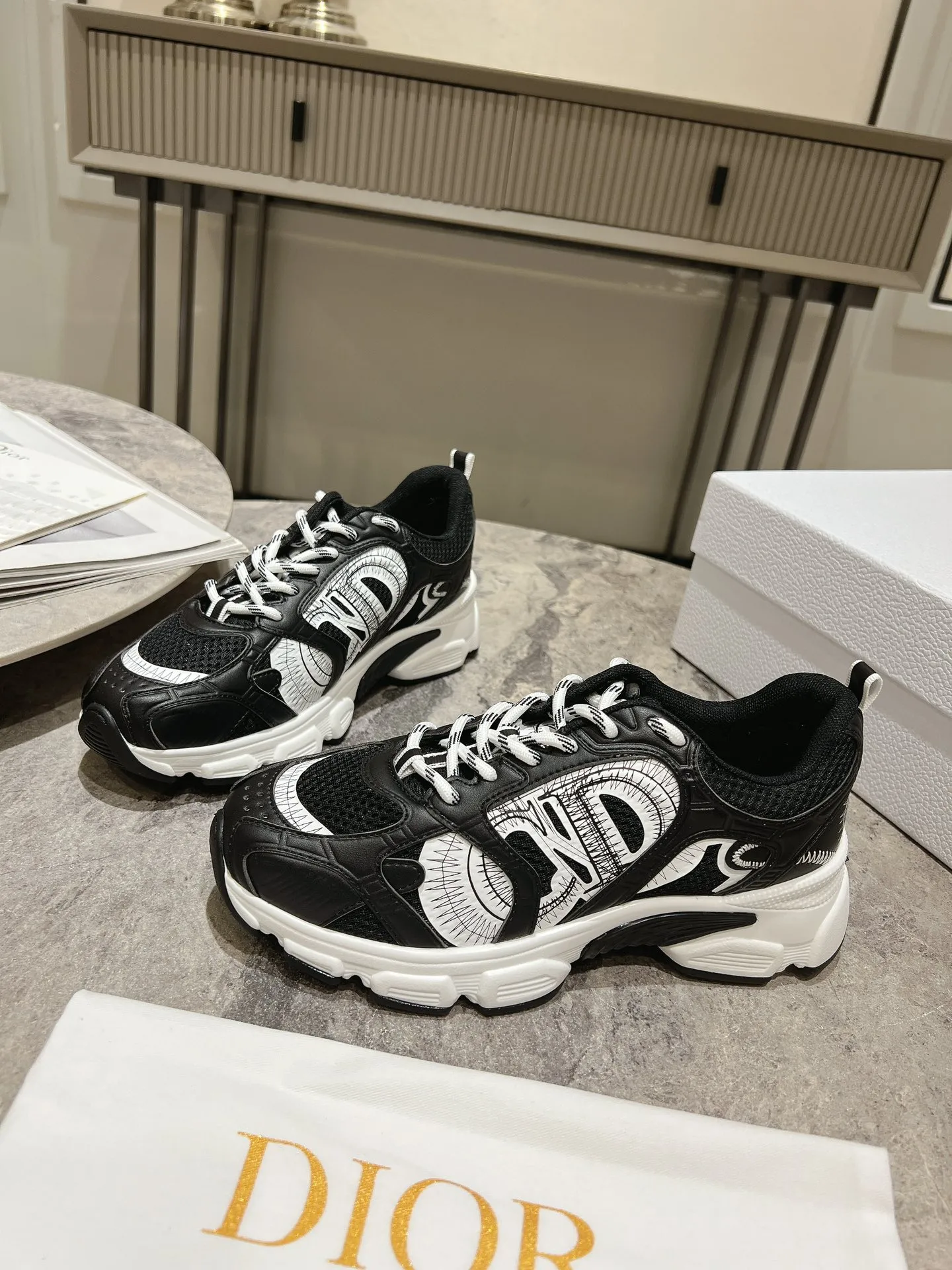 👟👟Ex-factory price 600👟👟 The latest hot model, the star model 2024 main hot product, the newly released Dior Chrono new casual sports shoes, running shoes, dad shoes are really cool, full of futuristic feeling! Really cool! Once again interpreting Dior's concept of cool fashion, the lucky star will bless you with good luck. The new EVA sole is super light and super soft! A perfect replica of the original! Fully matched material and mold! ! Women’s size: 35-39 (40.41 customized)